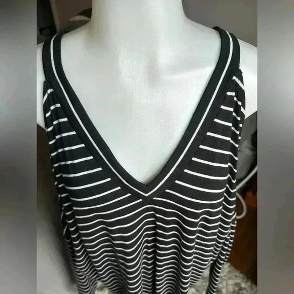 Size M Express black and white stripe long sleeve cold shoulder top - Picture 2 of 5